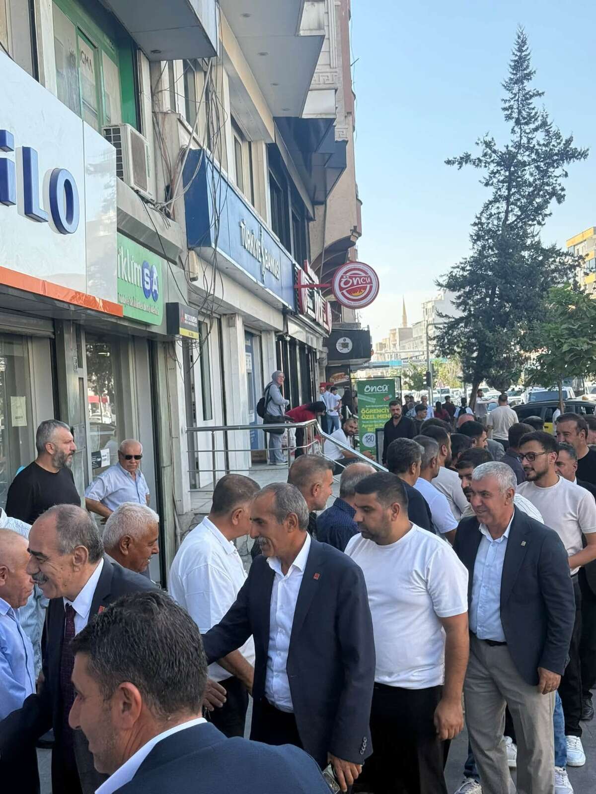 chp-silopi-ilce-baskanligina-atanan-sivan-usal-gorevine-basladi-chp-sirnak-il-baskani-sait-namdar-ve-il-yonetimi-ilce-binasini-ziyaret-ederek-usala-basarilar-diledi