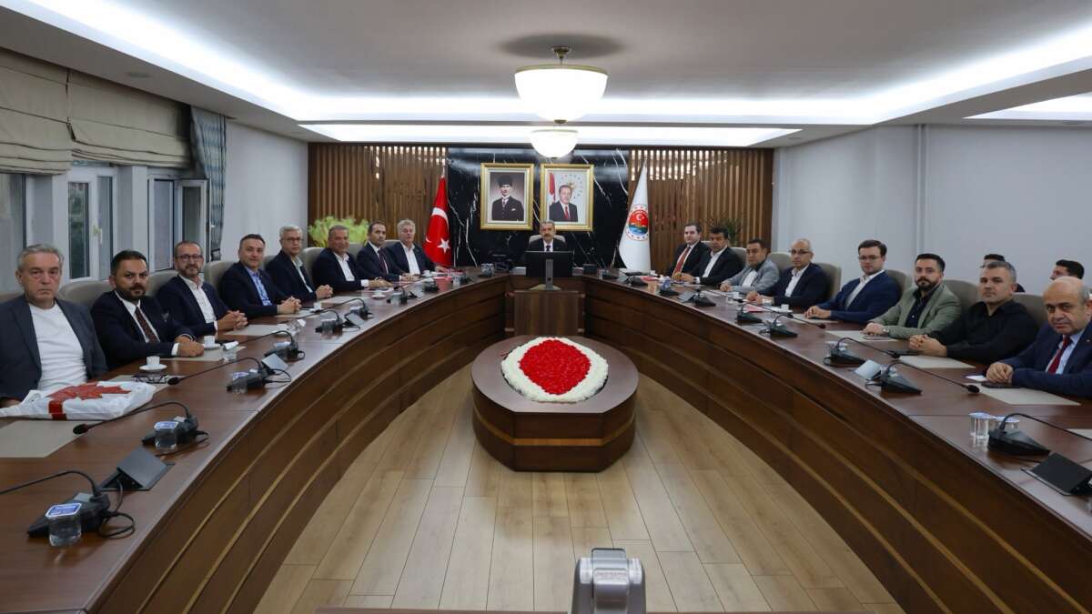 vali-birol-ekici-baskanliginda-gerceklestirilen-toplantida-silopi-sera-organize-tarim-bolgesi-projesinin-hayata-gecirilmesine-yonelik-calismalar-ve-izlenecek-yol-haritasi-degerlendirildi