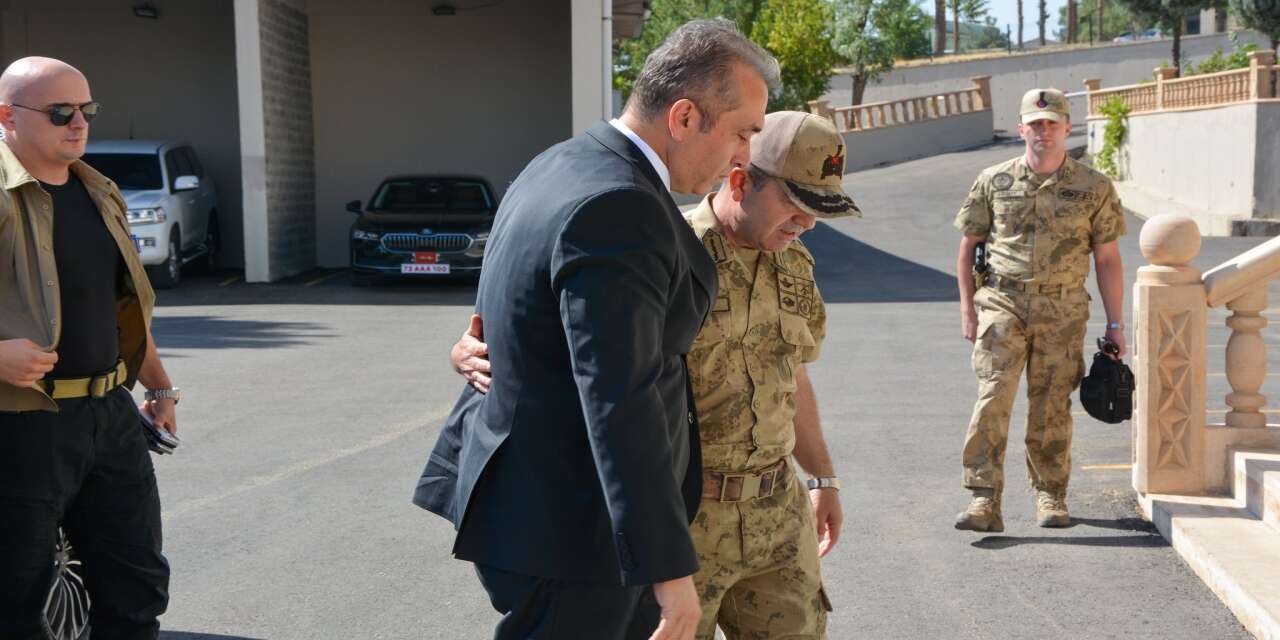 sirnak-il-emniyet-muduru-volkan-sazaktan-il-jandarma-komutanligina-veda-ziyareti
