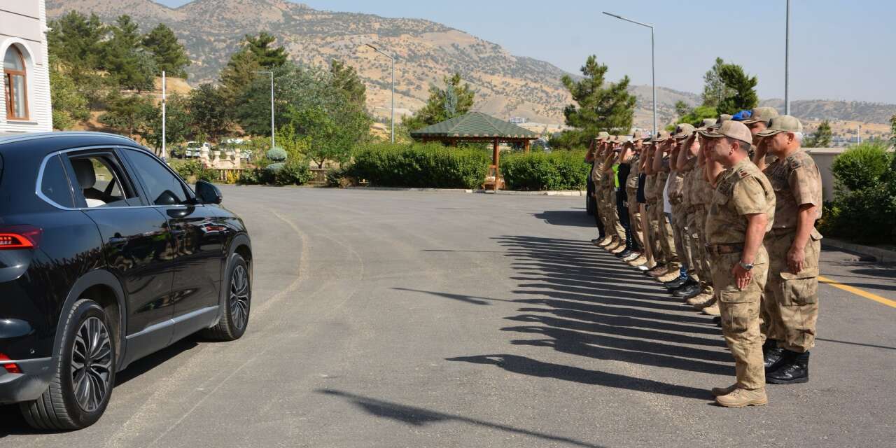 sirnak-il-emniyet-muduru-volkan-sazaktan-il-jandarma-komutanligina-veda-ziyareti