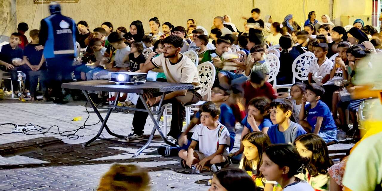 silopi-belediyesi-kultur-ve-sosyal-isler-mudurlugu-tarafindan-cudi-mahallesinde-duzenlenen-etkinlikte-srek-filmi-gosterildi