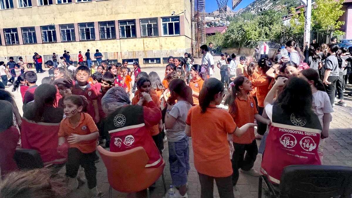 sirnak-beytussebapta-duzenlenen-gokyuzu-altinda-cocuk-kahkahalari-etkinliginde-minikler-acik-hava-sinemasi-ve-oyunlarla-unutulmaz-bir-gun-gecirdi