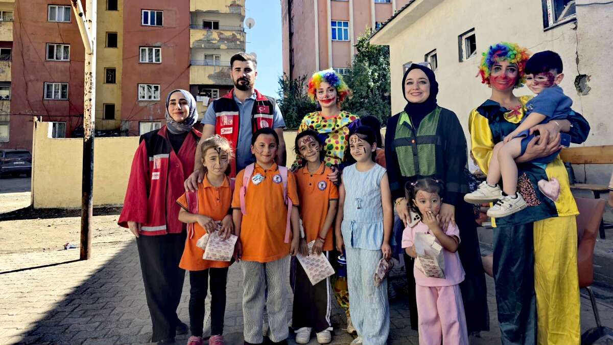 sirnak-beytussebapta-duzenlenen-gokyuzu-altinda-cocuk-kahkahalari-etkinliginde-minikler-acik-hava-sinemasi-ve-oyunlarla-unutulmaz-bir-gun-gecirdi