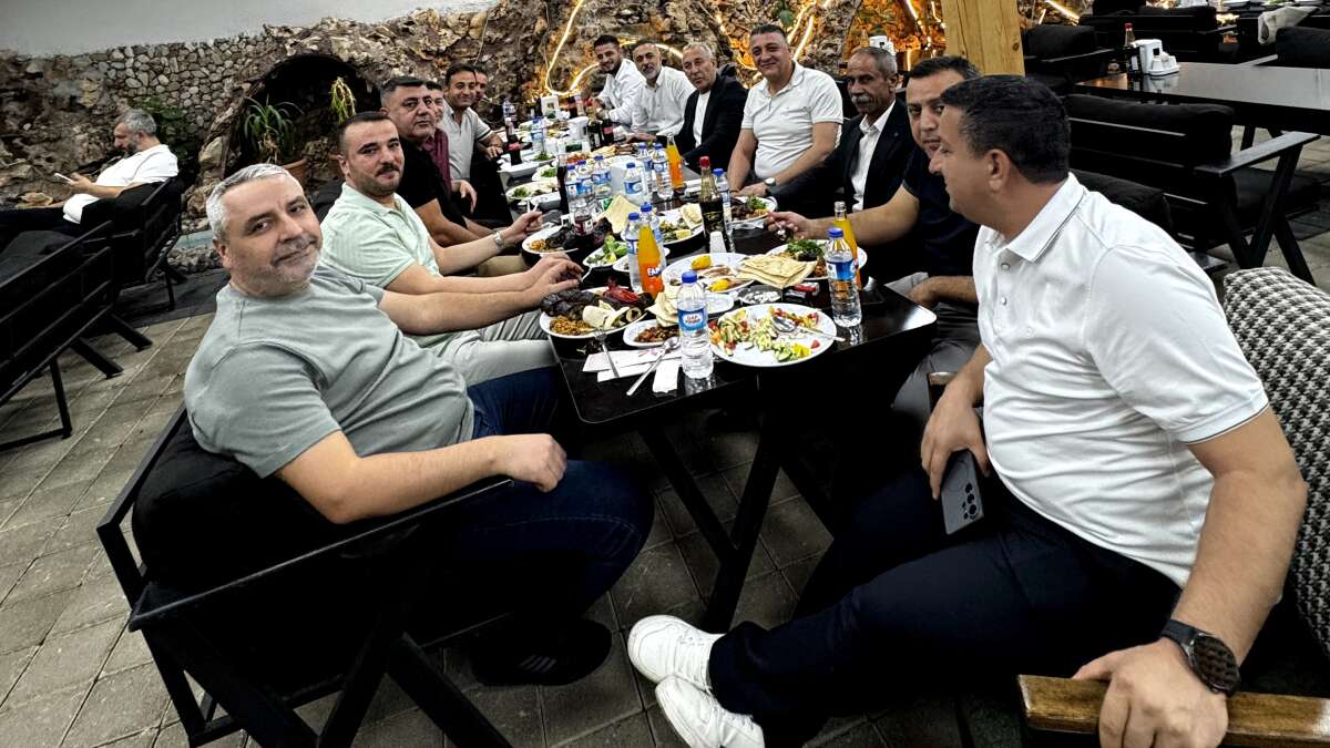 sirnakin-silopi-ve-cizre-ilcelerindeki-kuyumcular-dernegi-yoneticileri-aksam-yemeginde-bulusarak-sektor-sorunlarini-ve-yasaklanan-ziynet-altinlarini-gorus-alisverisinde-bulundu