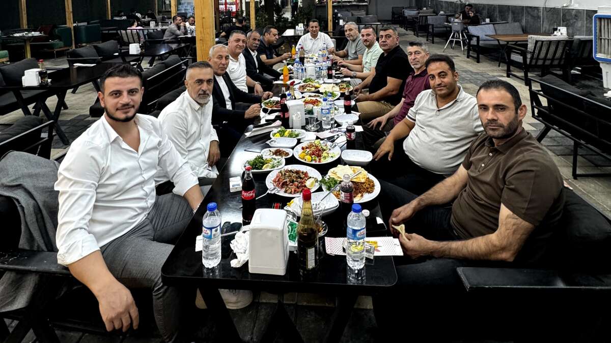 sirnakin-silopi-ve-cizre-ilcelerindeki-kuyumcular-dernegi-yoneticileri-aksam-yemeginde-bulusarak-sektor-sorunlarini-ve-yasaklanan-ziynet-altinlarini-gorus-alisverisinde-bulundu