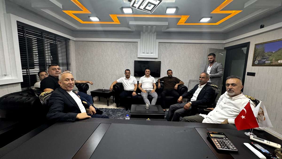 sirnakin-silopi-ve-cizre-ilcelerindeki-kuyumcular-dernegi-yoneticileri-aksam-yemeginde-bulusarak-sektor-sorunlarini-ve-yasaklanan-ziynet-altinlarini-gorus-alisverisinde-bulundu