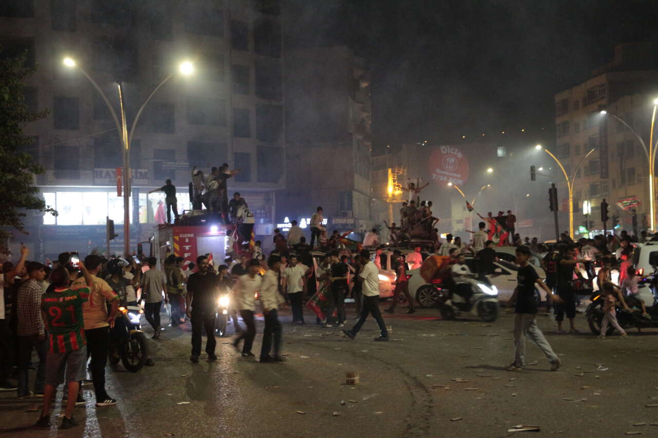 amedsporun-besiktas-zaferi-cizrede-geceyi-aydinlatti-8