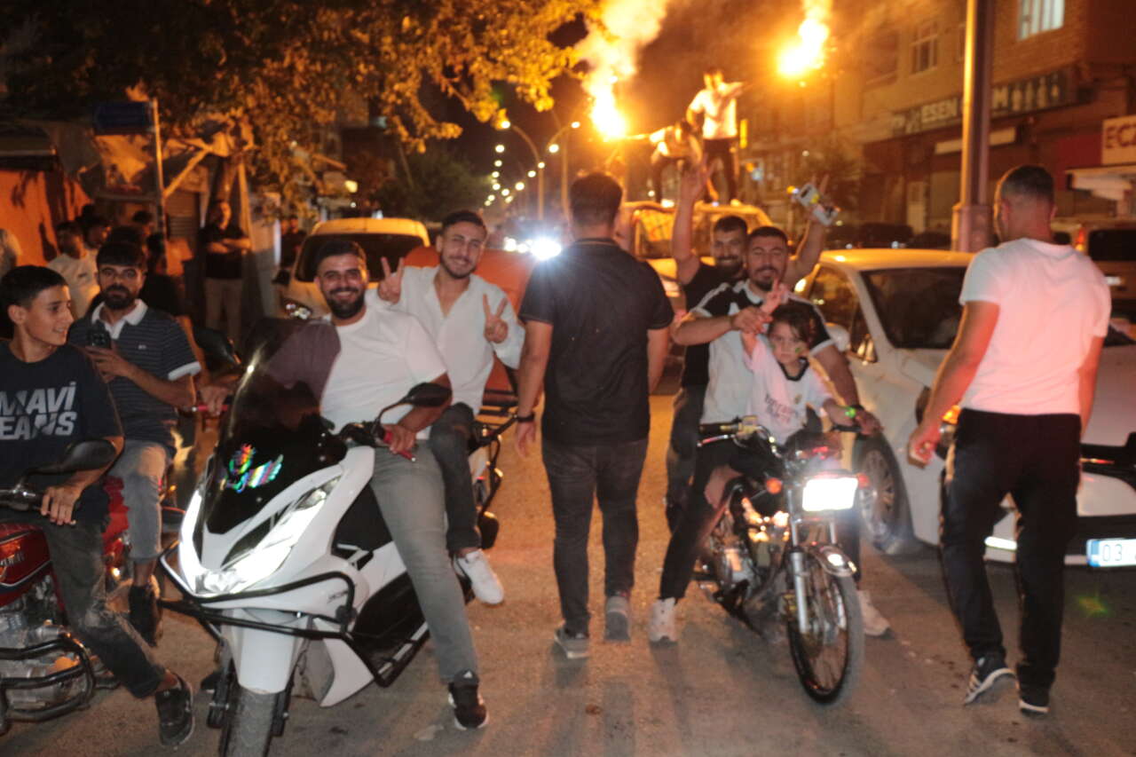 amedsporun-besiktas-zaferi-cizrede-geceyi-aydinlatti-9