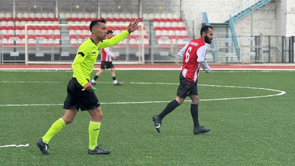 sirnakta-tff-bunyesinde-bolgesel-hakem-olarak-gorev-yapan-osman-sevim-istanbulda-gerceklestirilen-profesyonel-hakemlige-gecis-sinavini-basariyla-tamamlayarak-kariyerinde-onemli-bir-asamayi-geride-birakti