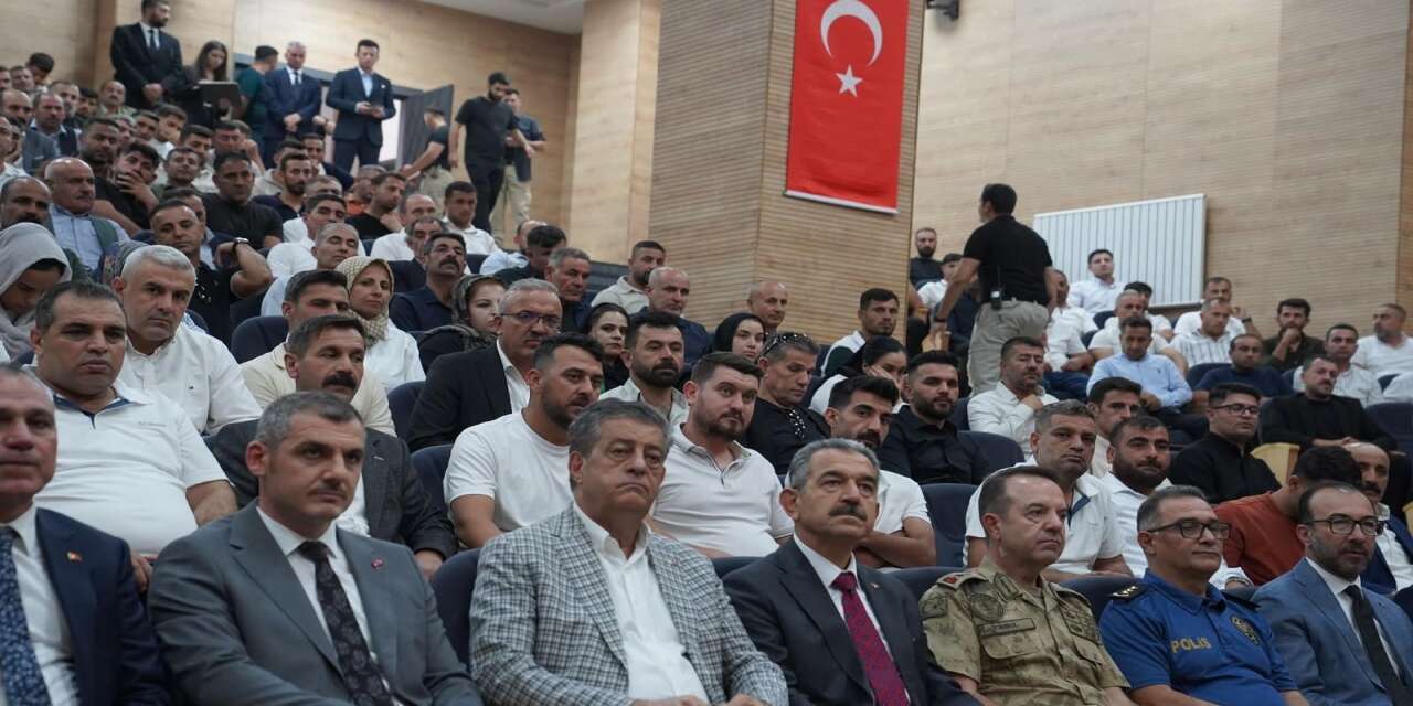 sirnak-valisi-birol-ekici-ilde-gorev-yapan-guvenlik-koruculariyla-duzenlenen-istisare-toplantisina-katildi-toplantida-guvenlik-koruculari-ve-ailelerine-yonelik-mesajlar-verildi