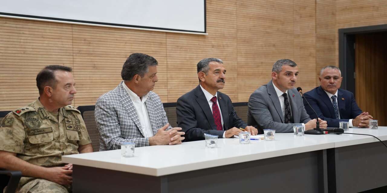 sirnak-valisi-birol-ekici-ilde-gorev-yapan-guvenlik-koruculariyla-duzenlenen-istisare-toplantisina-katildi-toplantida-guvenlik-koruculari-ve-ailelerine-yonelik-mesajlar-verildi