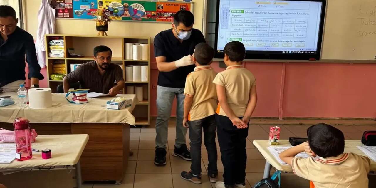 sirnakin-cizre-ilcesinde-ogrencilerin-agiz-ve-dis-sagligi-konusunda-bilinclendirilmesine-yonelik-calisma-gerceklestirildi