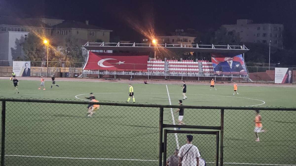 sirnakin-silopi-ilcesinde-devam-eden-29-ekim-cumhuriyet-kupasi-futbol-turnuvasinda-karsilasmayi-tribunden-takip-eden-kaymakam-caglar-partal-cocuklarla-birlikte-mac-heyecani-ve-sevincini-yasadi