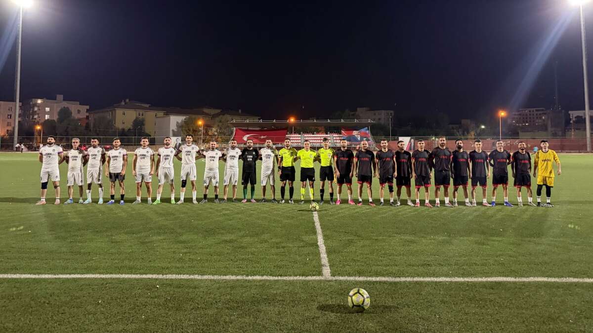 sirnakin-silopi-ilcesinde-devam-eden-29-ekim-cumhuriyet-kupasi-futbol-turnuvasinda-karsilasmayi-tribunden-takip-eden-kaymakam-caglar-partal-cocuklarla-birlikte-mac-heyecani-ve-sevincini-yasadi