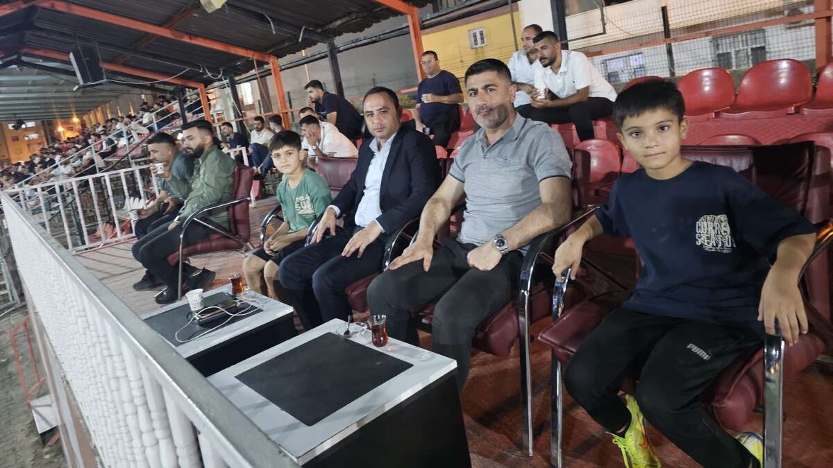 sirnakin-silopi-ilcesinde-devam-eden-29-ekim-cumhuriyet-kupasi-futbol-turnuvasinda-karsilasmayi-tribunden-takip-eden-kaymakam-caglar-partal-cocuklarla-birlikte-mac-heyecani-ve-sevincini-yasadi