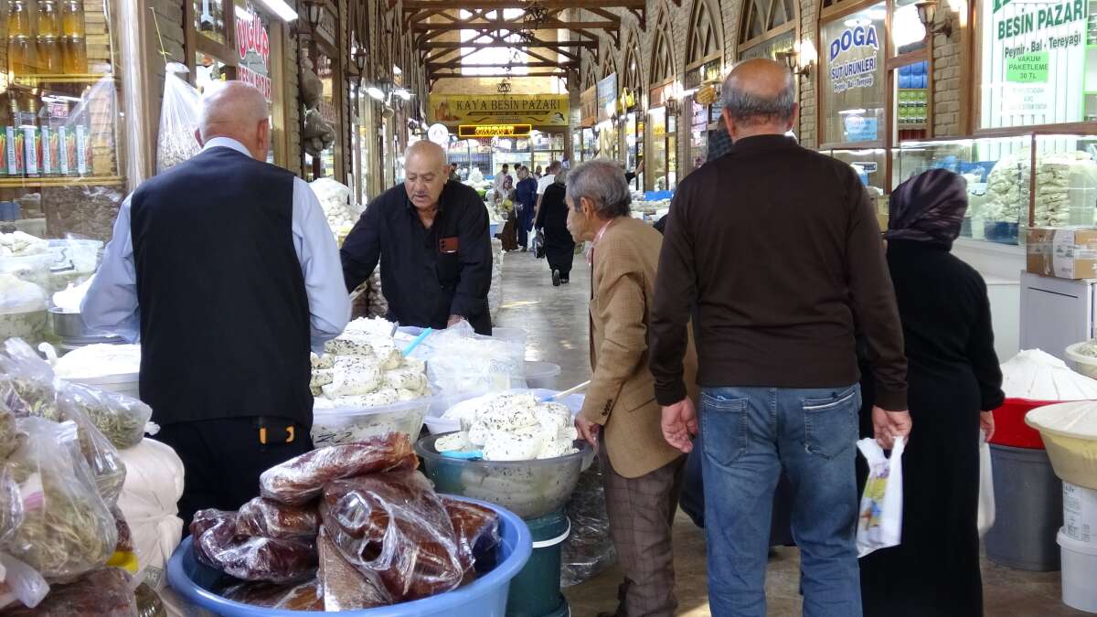 vanin-tescilli-lezzeti-otlu-kup-peyniri-6-ay-toprak-altinda-olgunlastirildiktan-sonra-tezgahlardaki-yerini-aldi-kilogrami-700-800-tlden-satiliyor
