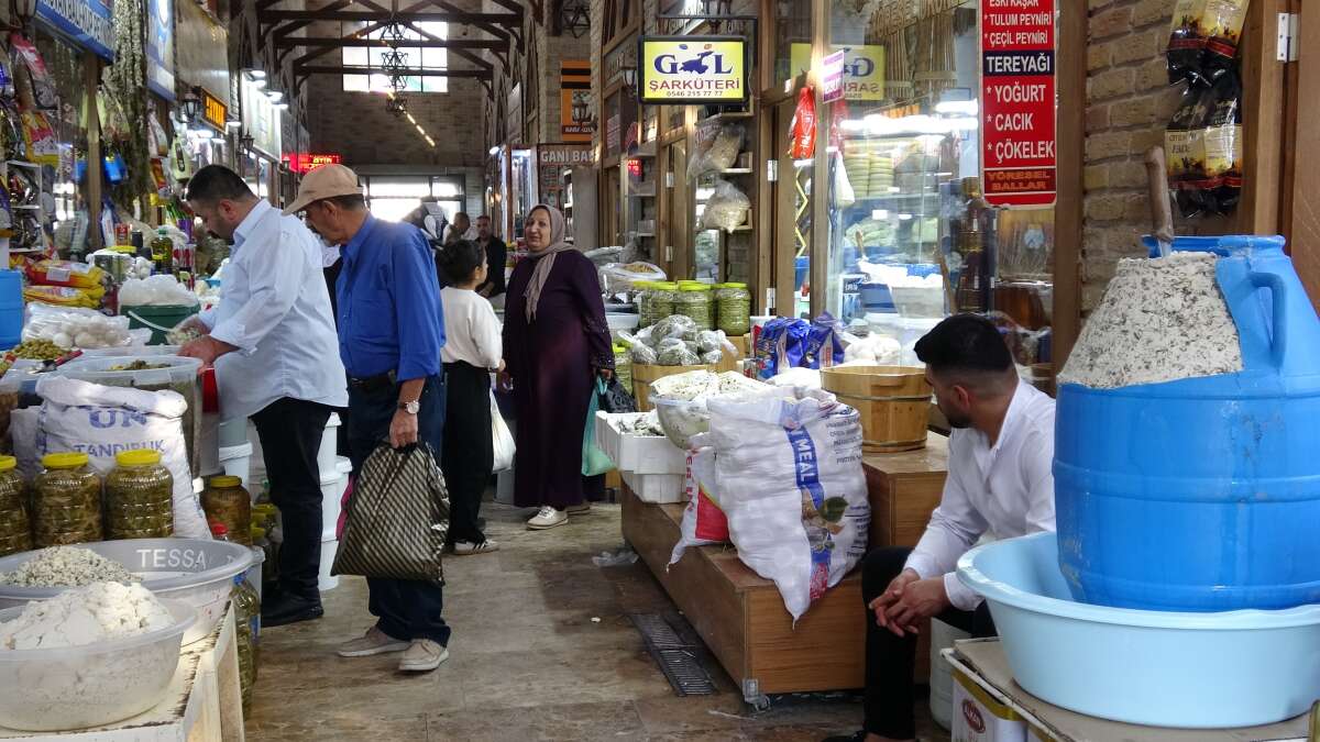 vanin-tescilli-lezzeti-otlu-kup-peyniri-6-ay-toprak-altinda-olgunlastirildiktan-sonra-tezgahlardaki-yerini-aldi-kilogrami-700-800-tlden-satiliyor