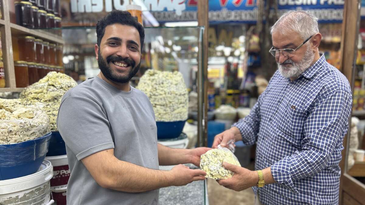 vanin-tescilli-lezzeti-otlu-kup-peyniri-6-ay-toprak-altinda-olgunlastirildiktan-sonra-tezgahlardaki-yerini-aldi-kilogrami-700-800-tlden-satiliyor