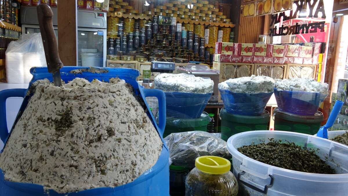 vanin-tescilli-lezzeti-otlu-kup-peyniri-6-ay-toprak-altinda-olgunlastirildiktan-sonra-tezgahlardaki-yerini-aldi-kilogrami-700-800-tlden-satiliyor