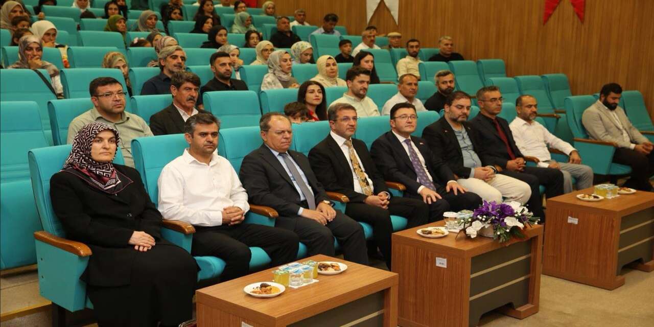 sirnak-universitesi-ilahiyat-fakultesinde-hafizlik-egitimini-tamamlayan-kiz-ogrenciler-icin-tac-giyme-merasimi-gerceklestirildi