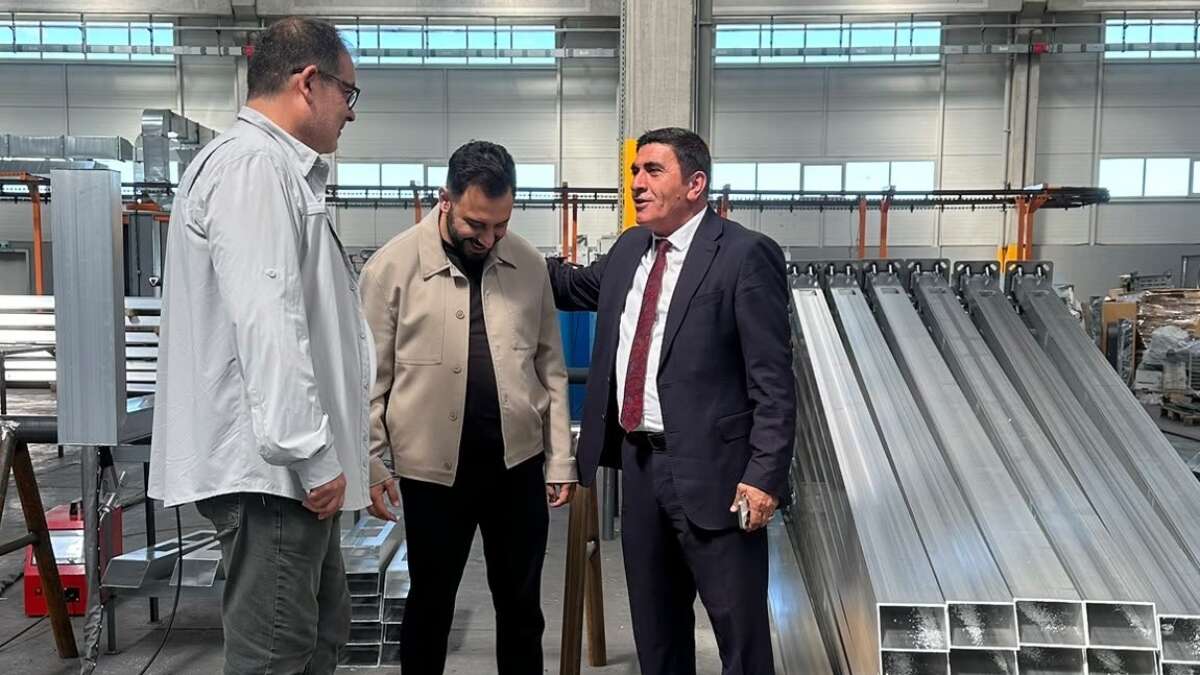 guclukonak-belediye-baskani-selahattin-aktug-ilcenin-aydinlatma-altyapisini-modernize-etmek-amaciyla-ankarada-endustriyel-direk-uretimi-yapan-fabrikayi-ziyaret-etti