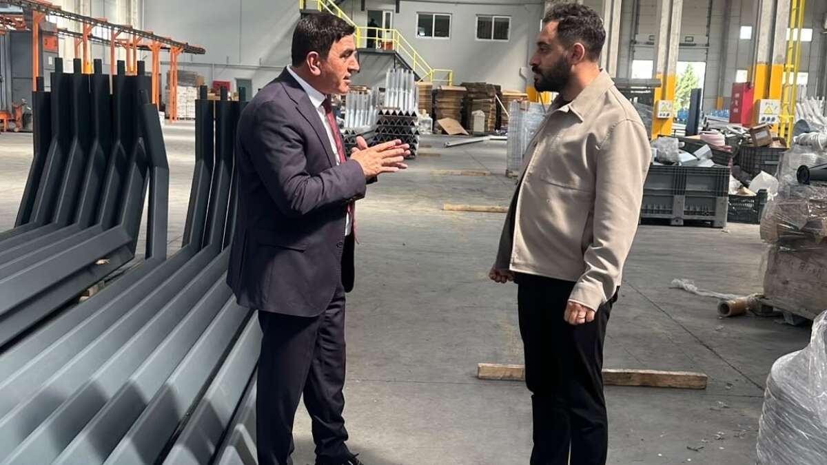 guclukonak-belediye-baskani-selahattin-aktug-ilcenin-aydinlatma-altyapisini-modernize-etmek-amaciyla-ankarada-endustriyel-direk-uretimi-yapan-fabrikayi-ziyaret-etti