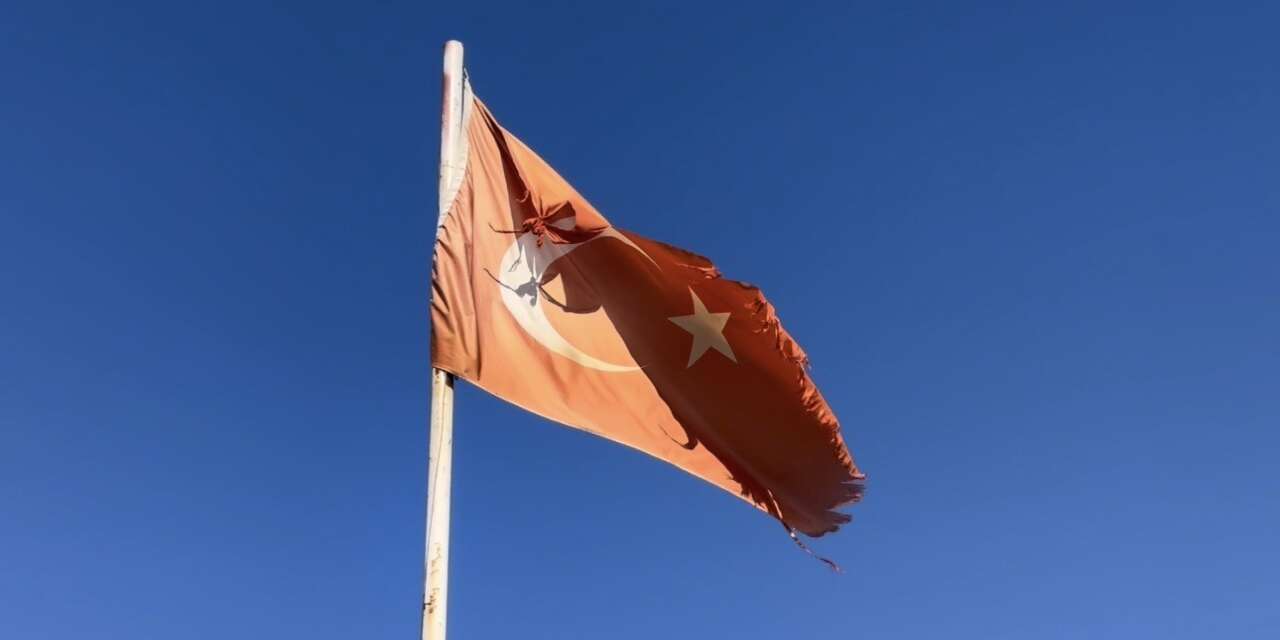 derecikte-gazeteciden-anlamli-hareket-yipranan-bayragi-kendi-imkanlariyla-yeniledi