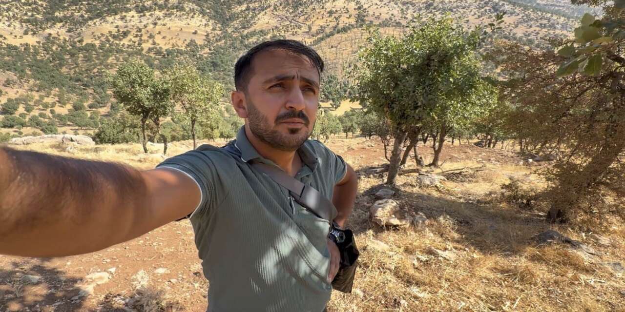derecikte-gazeteciden-anlamli-hareket-yipranan-bayragi-kendi-imkanlariyla-yeniledi
