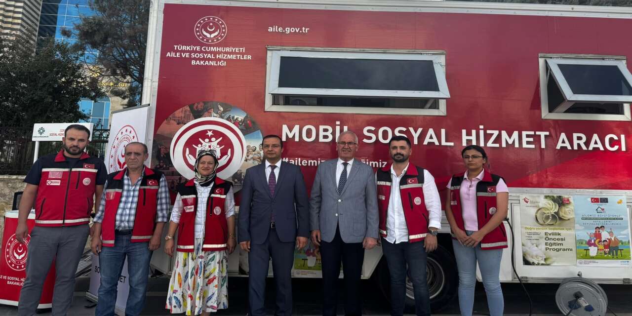 sirnakin-cizre-ilcesinde-mobil-sosyal-hizmet-araciyla-vatandaslara-yonelik-bilgilendirme-ve-rehberlik-calismasi-gerceklestirildi