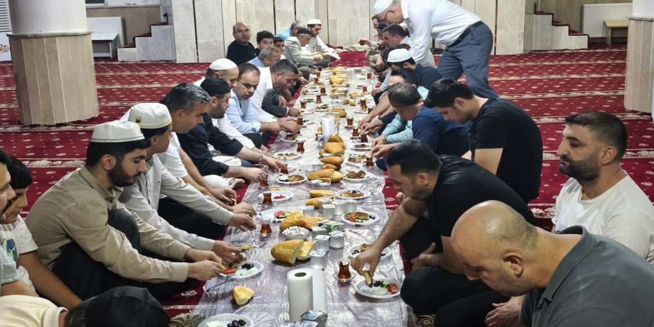 sirnakin-silopi-ilcesinde-gumruk-lojmanlari-camiinde-duzenlenen-sabah-namazi-bulusmasinda-kuran-i-kerim-okundu-vaaz-verildi-ve-vatandaslara-kahvalti-ikram-edildi