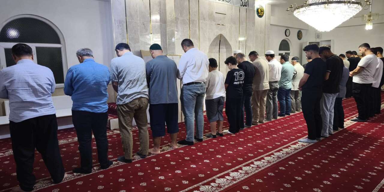 sirnakin-silopi-ilcesinde-gumruk-lojmanlari-camiinde-duzenlenen-sabah-namazi-bulusmasinda-kuran-i-kerim-okundu-vaaz-verildi-ve-vatandaslara-kahvalti-ikram-edildi