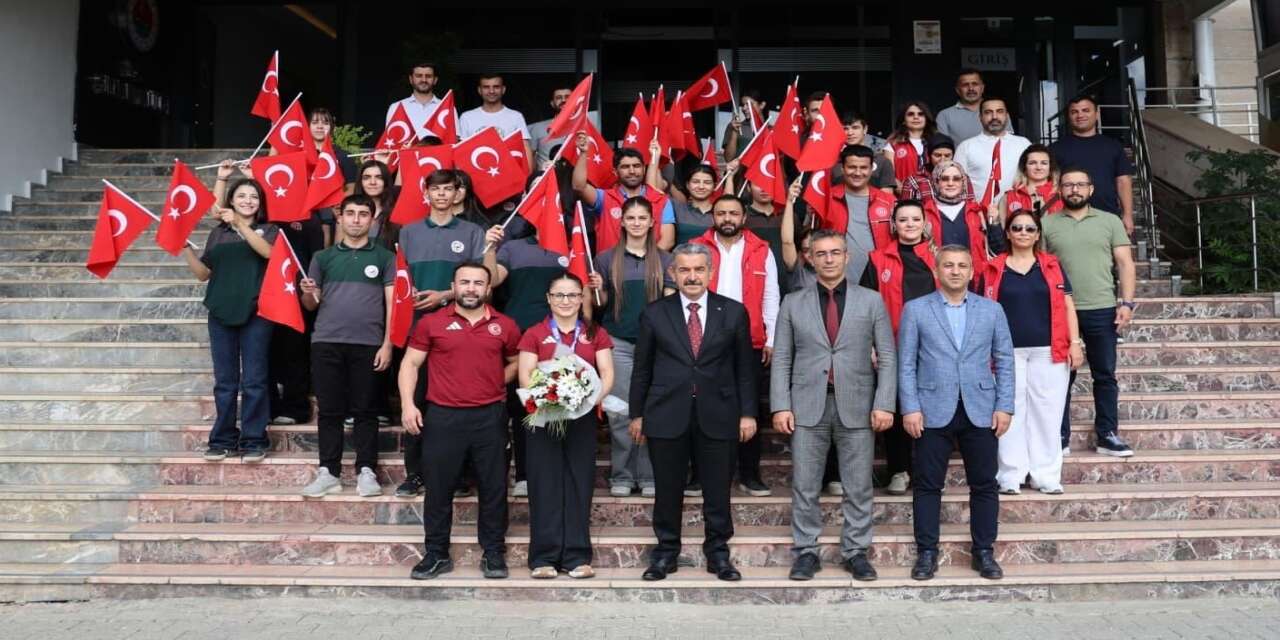 sirnakli-milli-boksor-nurselen-yalgettekine-coskulu-karsilama