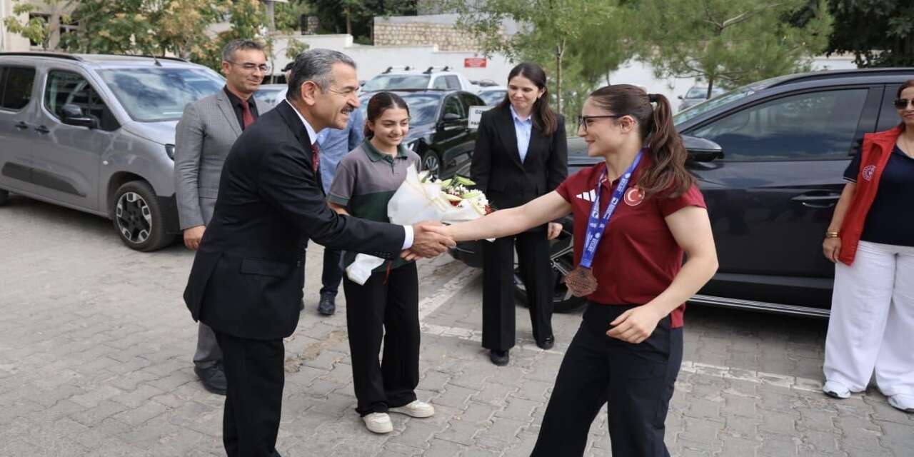 sirnakli-milli-boksor-nurselen-yalgettekine-coskulu-karsilama