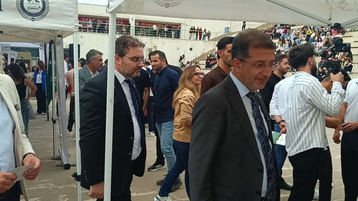sirnak-universitesinde-duzenlenen-kulup-tanitim-programi-kapsaminda-ogrenci-kuluplerinin-calismalari-ve-projeleri-tanitilirken-ogrenciler-universite-yonetimi-ve-akademisyenlerle-bir-araya-geldi