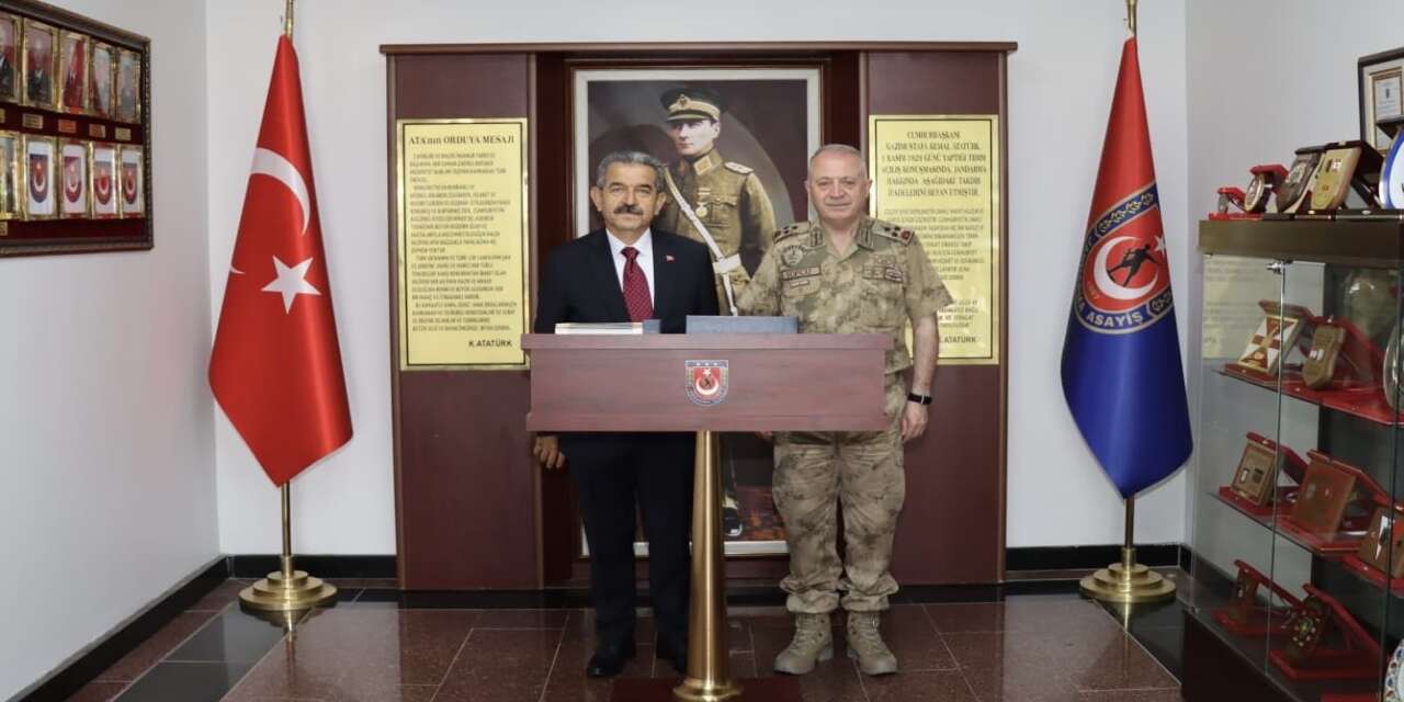 sirnak-valisi-birol-ekici-il-jandarma-komutani-tumgeneral-zafer-tombul-ile-birlikte-van-jandarma-asayis-kolordu-komutani-korgeneral-yusuf-kenan-topcuyu-ziyaret-etti