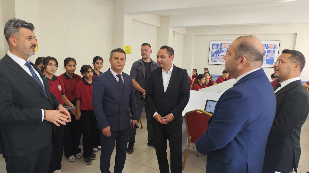 sirnakin-silopi-ilcesinde-ogrencilerin-bilisim-teknolojileri-alanindaki-egitimlerine-katki-saglamak-amaciyla-hazirlanan-teknoloji-sinifi-torenle-hizmete-acildi