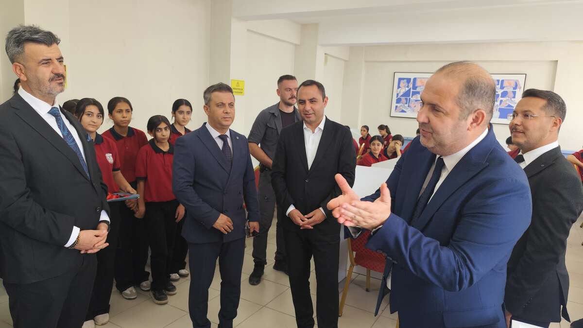 sirnakin-silopi-ilcesinde-ogrencilerin-bilisim-teknolojileri-alanindaki-egitimlerine-katki-saglamak-amaciyla-hazirlanan-teknoloji-sinifi-torenle-hizmete-acildi