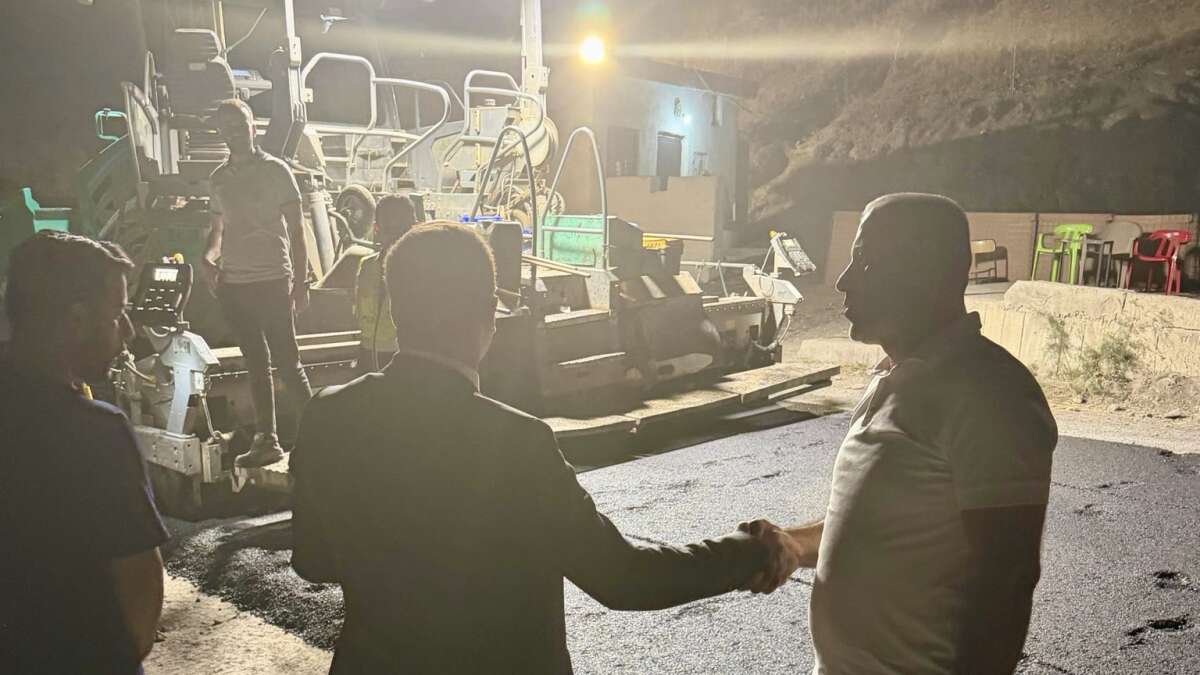 sirnakin-toptepe-koyunde-devam-eden-asfalt-serim-calismalari-gece-saatlerinde-de-araliksiz-surduruldu