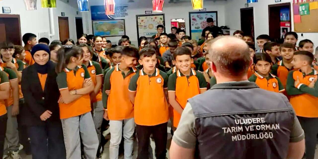 sirnakin-uludere-ilcesinde-28-eylul-dunya-kuduz-gunu-kapsaminda-ogrencilere-yonelik-bilgilendirme-egitimi-duzenlendi