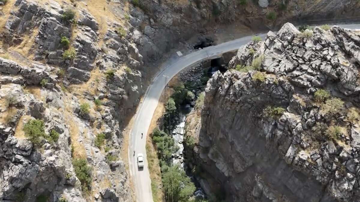 beytussebapa-bagli-balli-mahallesinde-hayata-gecirilen-5-kilometrelik-beton-yol-projesinin-1-kilometrelik-bolumu-tamamlandi-kalan-kisimda-calismalar-suruyor