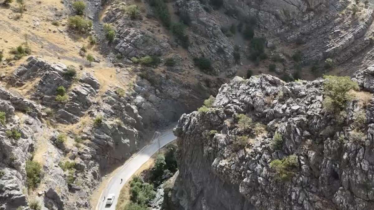 beytussebapa-bagli-balli-mahallesinde-hayata-gecirilen-5-kilometrelik-beton-yol-projesinin-1-kilometrelik-bolumu-tamamlandi-kalan-kisimda-calismalar-suruyor
