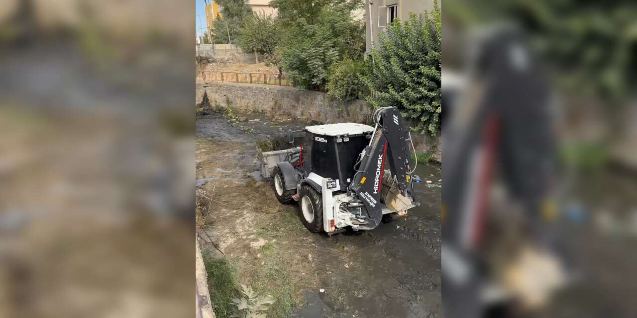 silopi-belediyesi-celal-deresinde-yuruttugu-temizlik-calismalarina-devam-ediyor-calismalarda-85-personel-8-is-makinesi-3-hafriyat-kamyonu-2-traktor-ve-1-vinc-gorev-aliyor