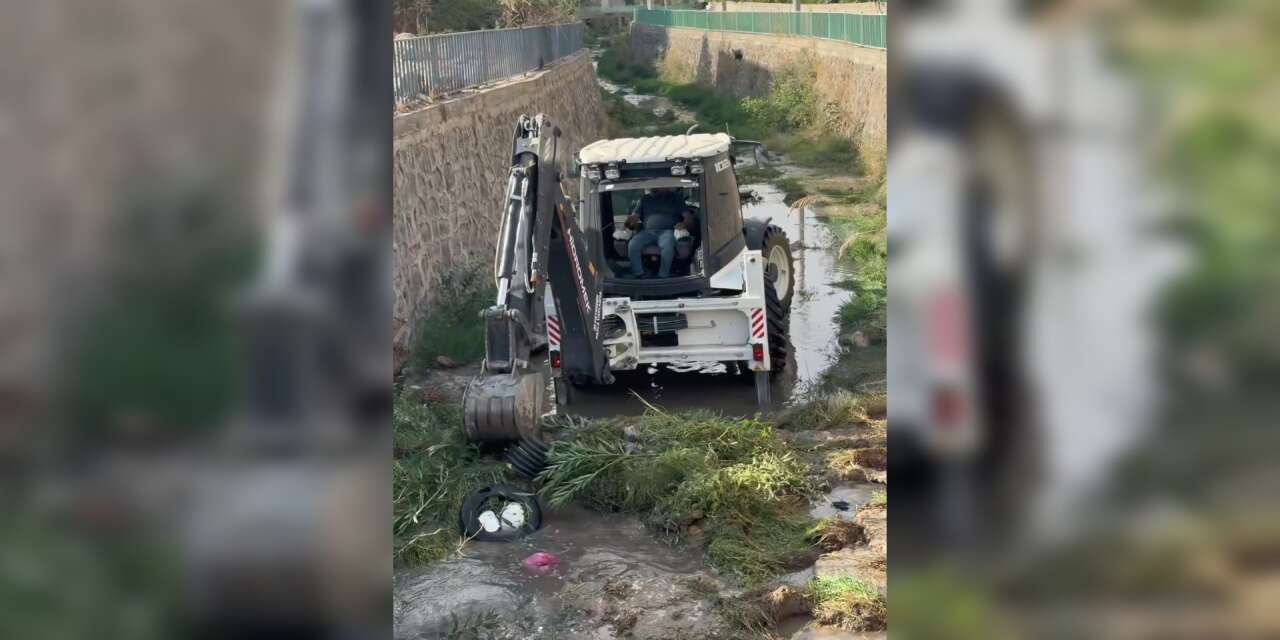 silopi-belediyesi-celal-deresinde-yuruttugu-temizlik-calismalarina-devam-ediyor-calismalarda-85-personel-8-is-makinesi-3-hafriyat-kamyonu-2-traktor-ve-1-vinc-gorev-aliyor