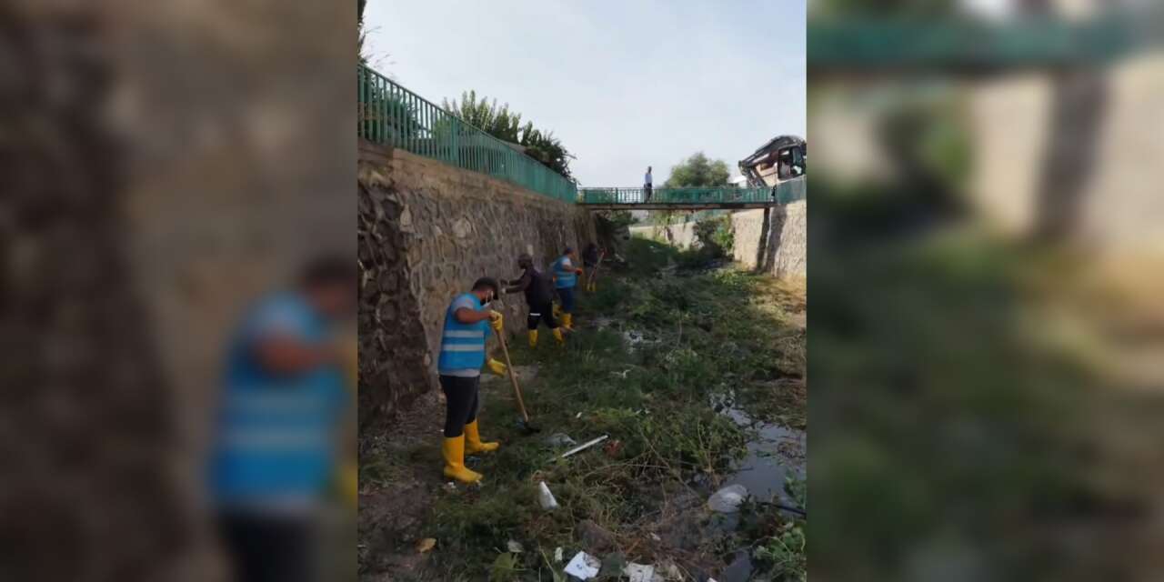 silopi-belediyesi-celal-deresinde-yuruttugu-temizlik-calismalarina-devam-ediyor-calismalarda-85-personel-8-is-makinesi-3-hafriyat-kamyonu-2-traktor-ve-1-vinc-gorev-aliyor