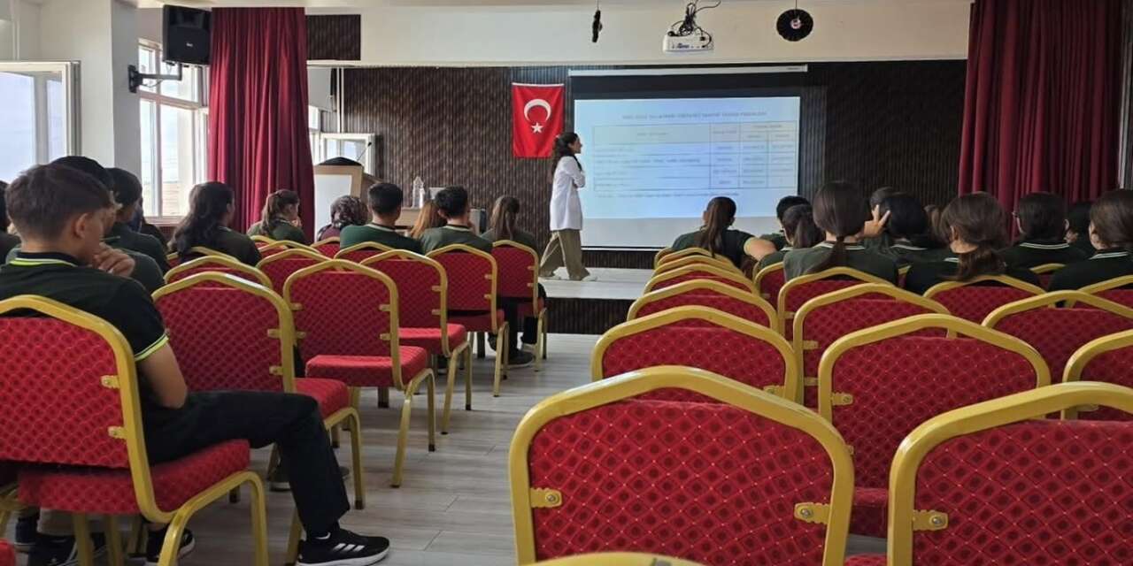 sirnakin-guclukonak-ilcesindeki-guclukonak-anadolu-lisesinde-12-sinif-ogrencilerine-yonelik-milli-savunma-universitesi-msu-tanitimi-yapildi