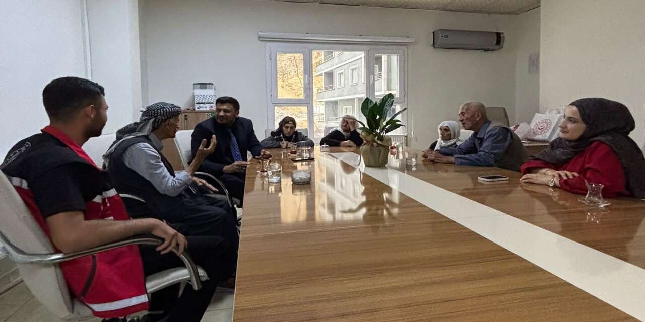 sirnakin-uludere-ilce-sosyal-hizmet-merkezi-1-ekim-dunya-yaslilar-gununde-ilcedeki-yaslilari-ve-ailelerini-ziyaret-etti-cinar-yasindaki-buyukler-unutulmadi