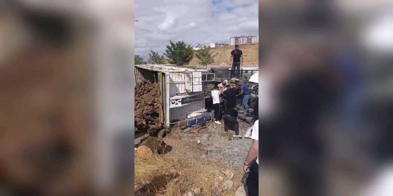 sirnak-cevre-yolunda-odun-yuklu-tirin-virajda-devrilmesi-sonucu-surucu-yaralandi-kazada-dorsedeki-odun-kutukleri-yola-ve-yol-kenarina-sacildi