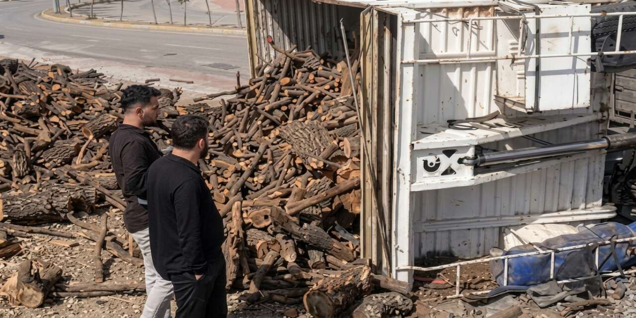 sirnak-cevre-yolunda-odun-yuklu-tirin-virajda-devrilmesi-sonucu-surucu-yaralandi-kazada-dorsedeki-odun-kutukleri-yola-ve-yol-kenarina-sacildi