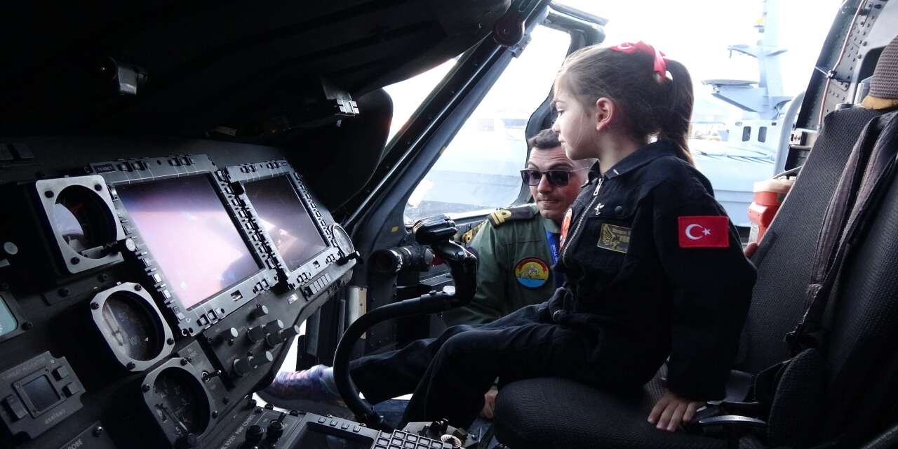 gorenlerin-icini-isitan-anlar-annesinin-diktigi-pilot-tulumuyla-sanliurfa-teknofeste-damga-vurdu