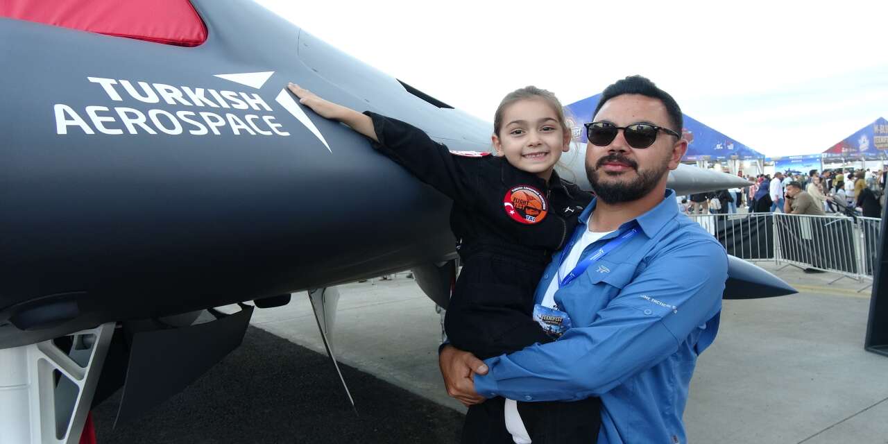 gorenlerin-icini-isitan-anlar-annesinin-diktigi-pilot-tulumuyla-sanliurfa-teknofeste-damga-vurdu